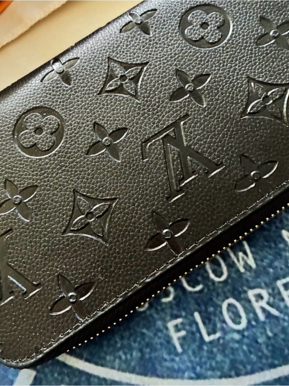 Black LV  monogram embossed Wallet - Picture 4 of 10